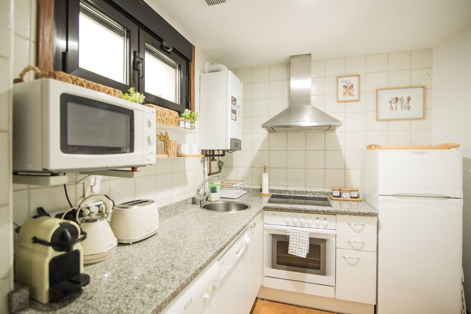 Cocina completa, otro ángulo - Apartamento Rector Cobos