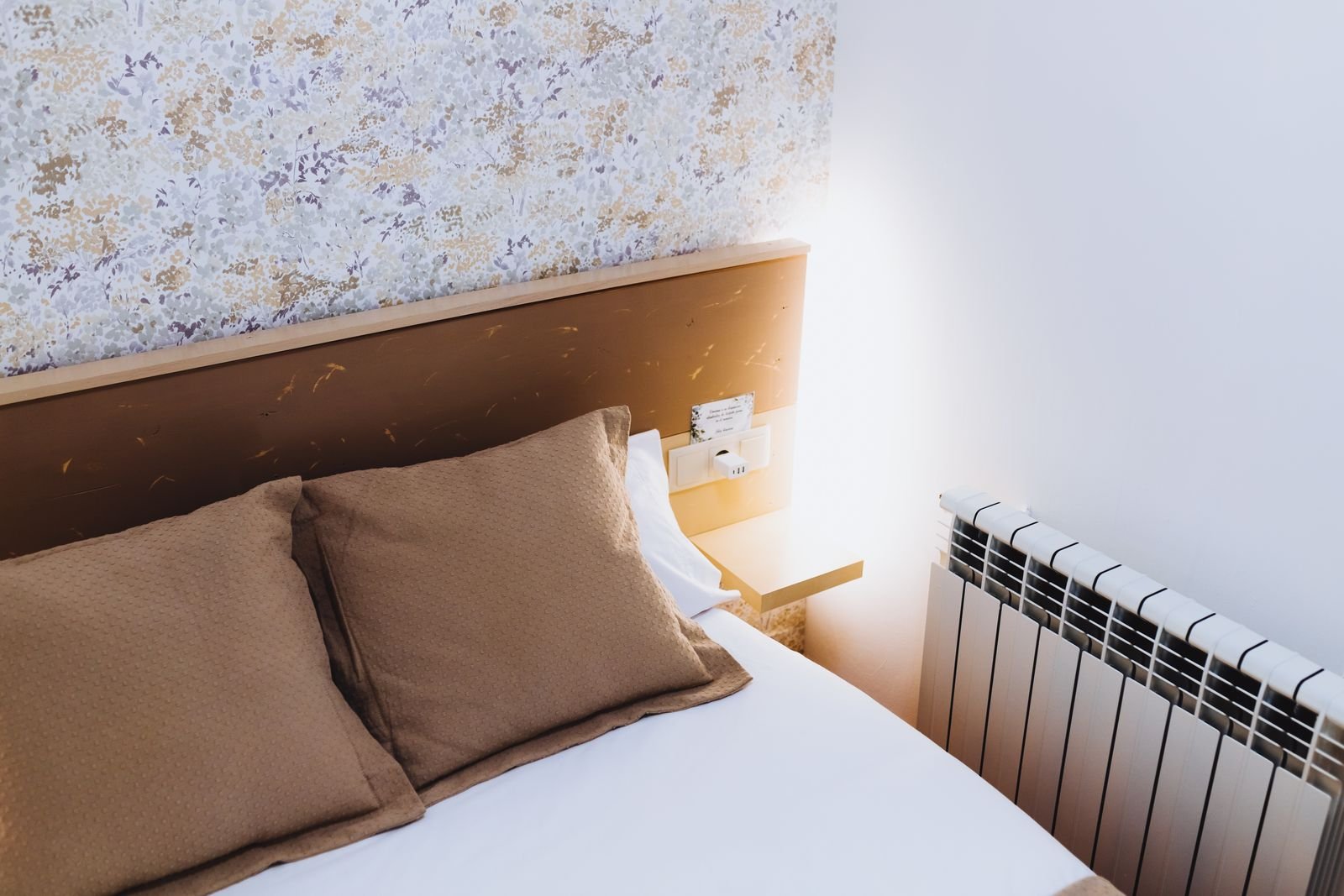 Dormitorio, mesita con carga USB - Apartamento Rector Cobos